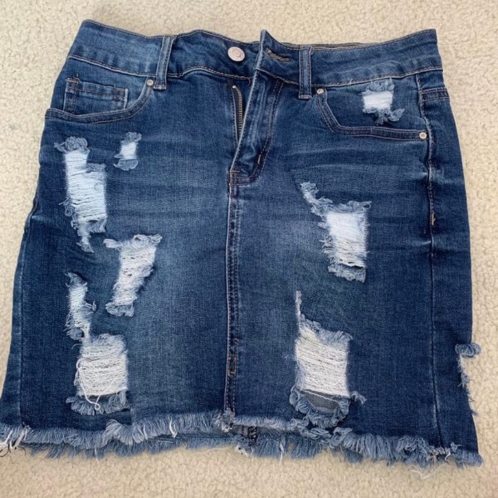 cute ripped jean skirt!